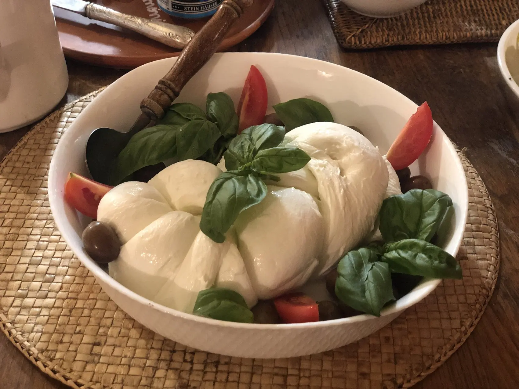 Burrata con pomodorini, olive e basilico