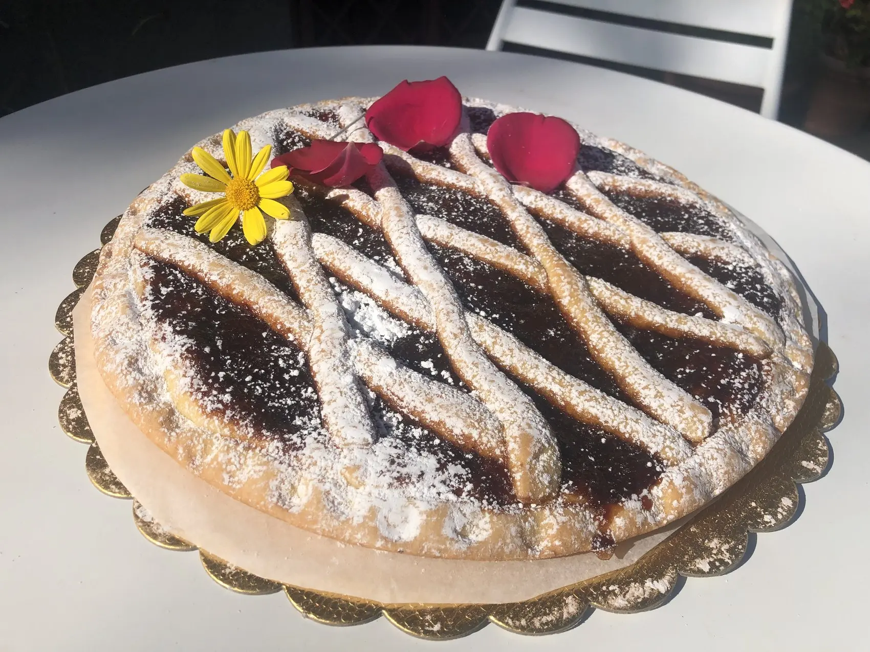 Crostata di marmellata con i fiori del giardino