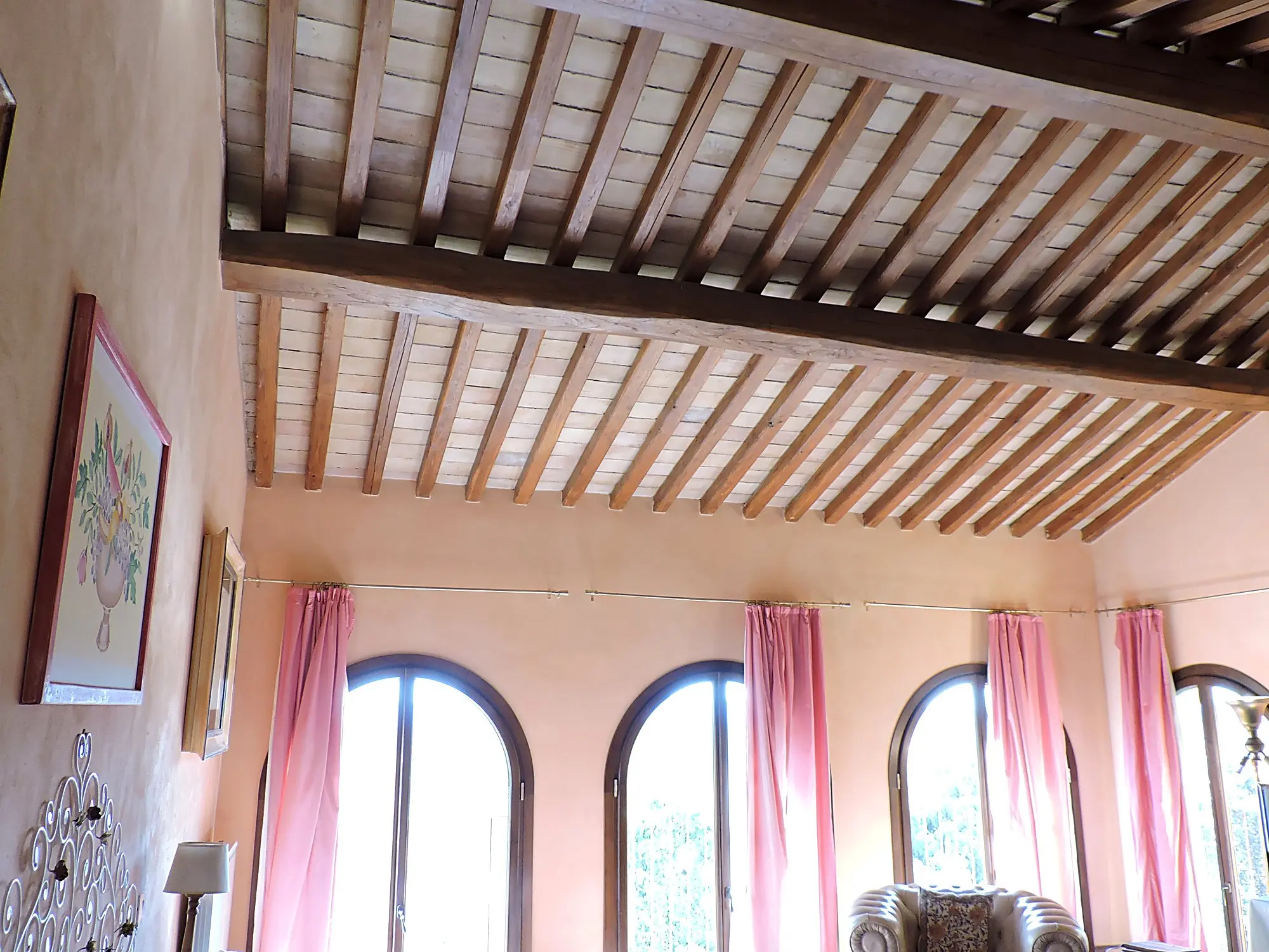 Suite Etrusca: beams and arched windows