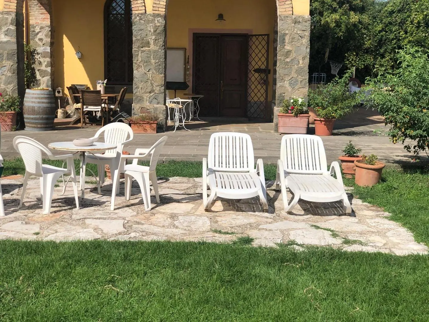 The garden with loungers in front of the portico