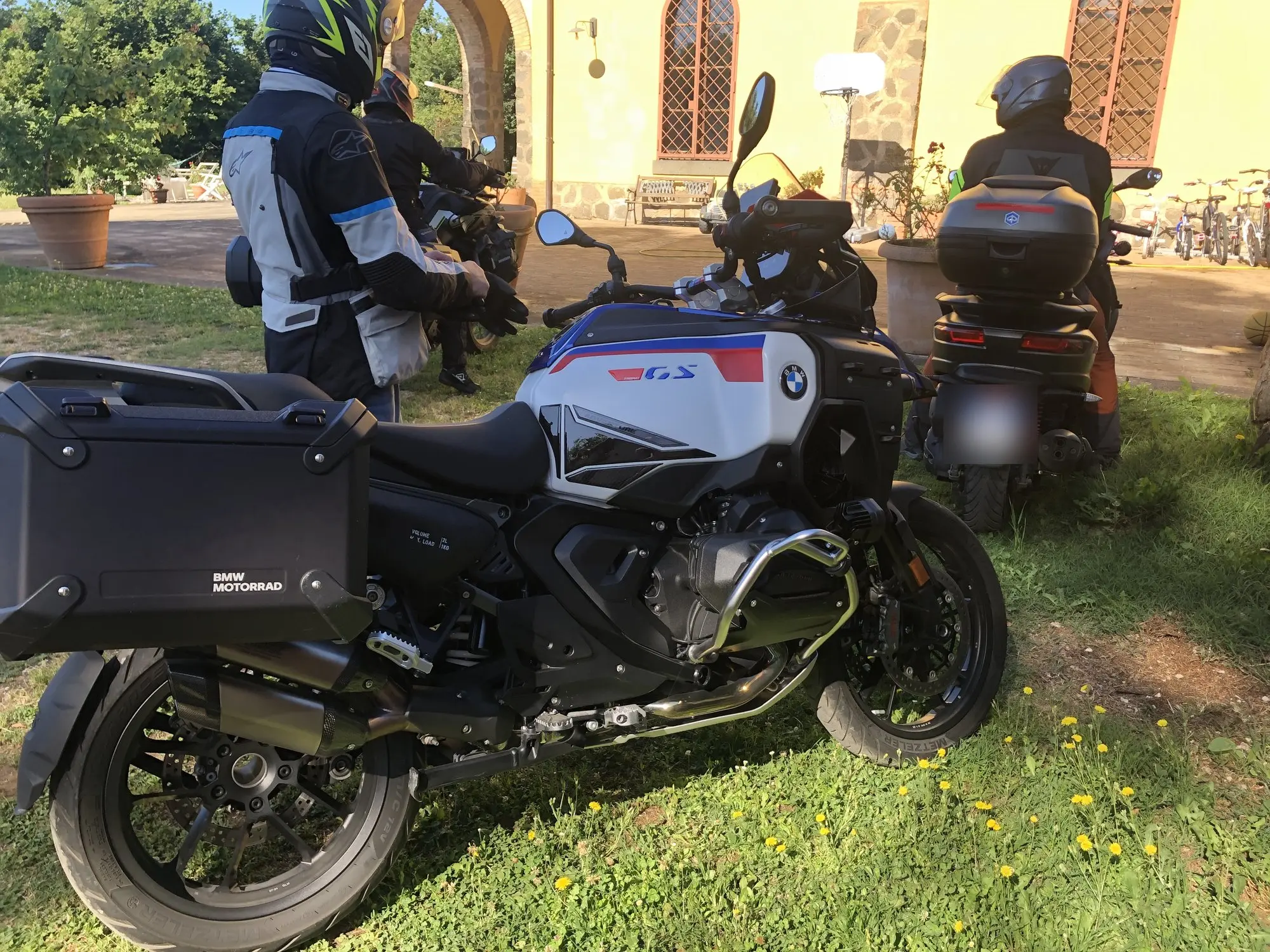 Moto da viaggio sul prato del Casale, pronte a ripartire