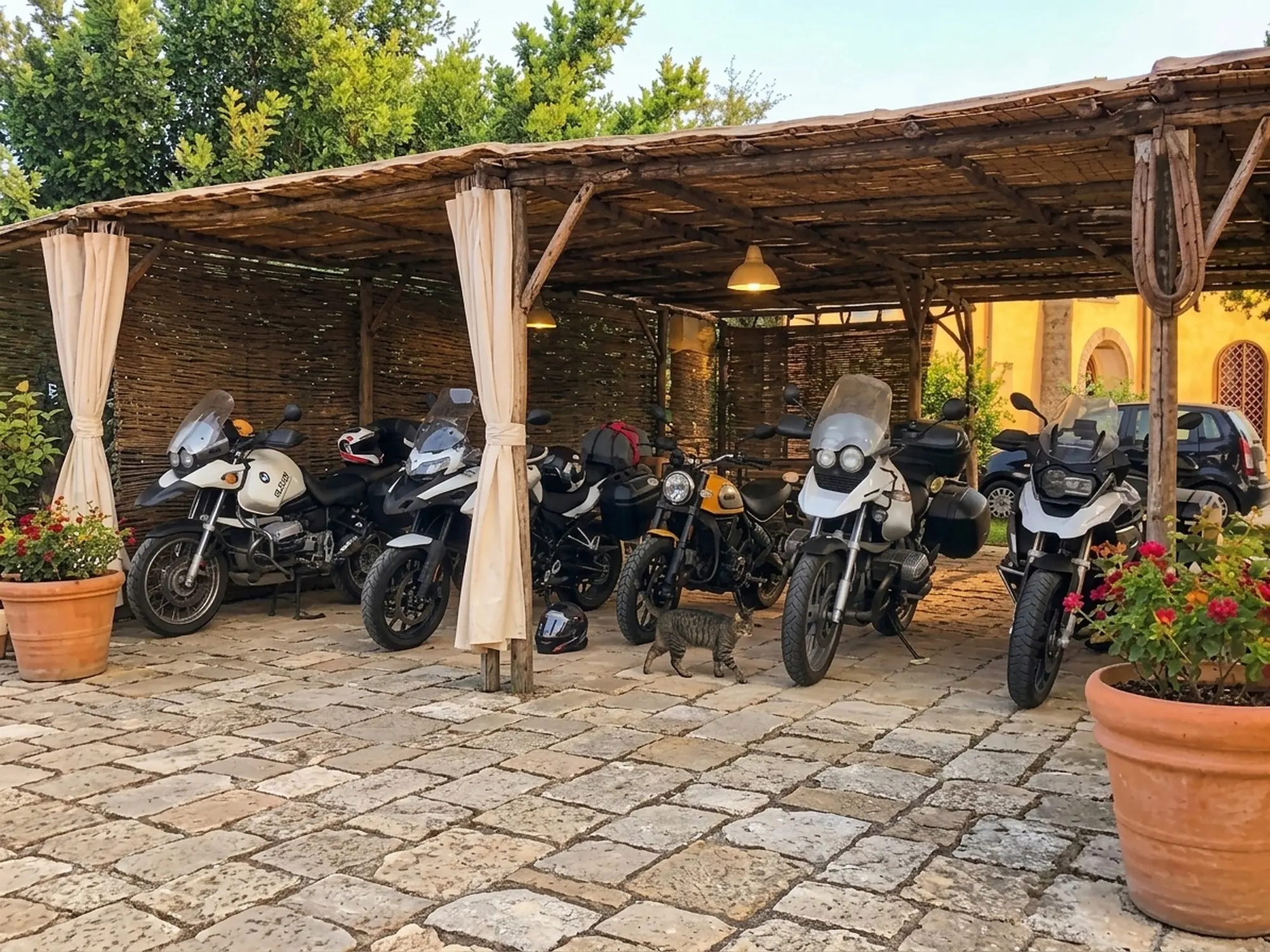 Le moto sotto il gazebo, nella corte lastricata