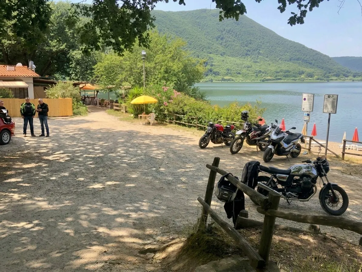 Moto parcheggiate sulla riva del Lago di Vico