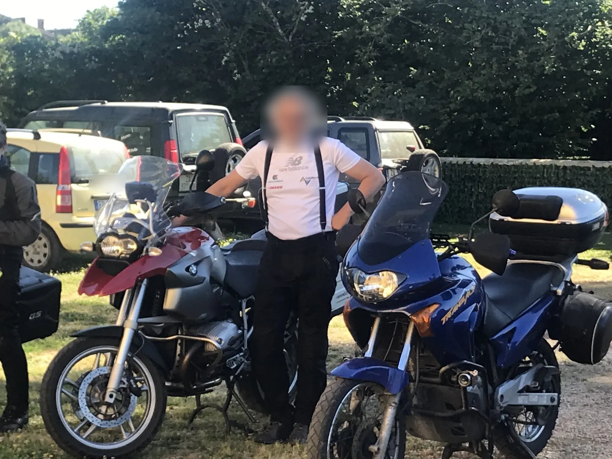 Un motociclista con le moto sul prato del Casale