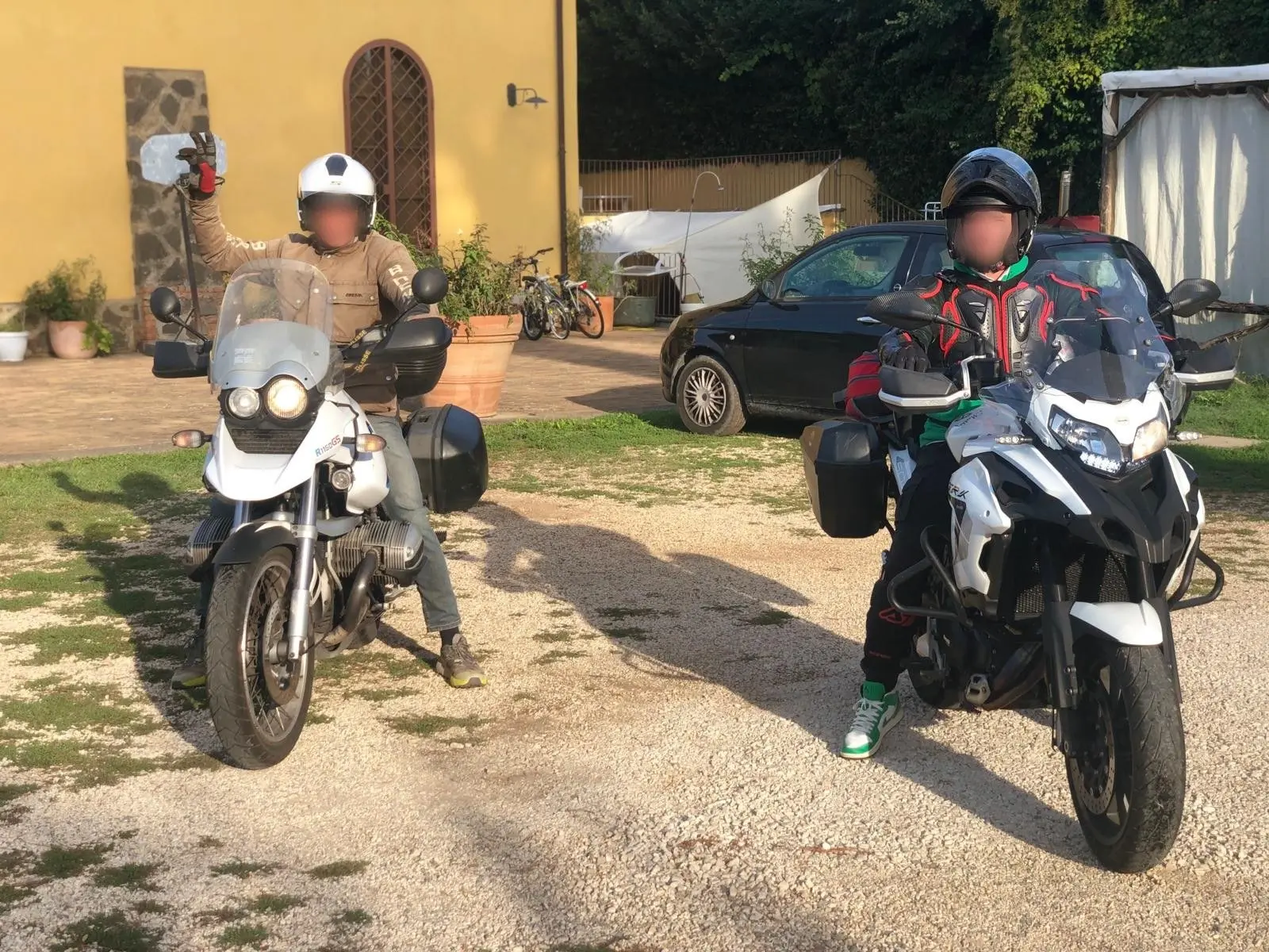 Due motociclisti con le loro moto davanti al Casale