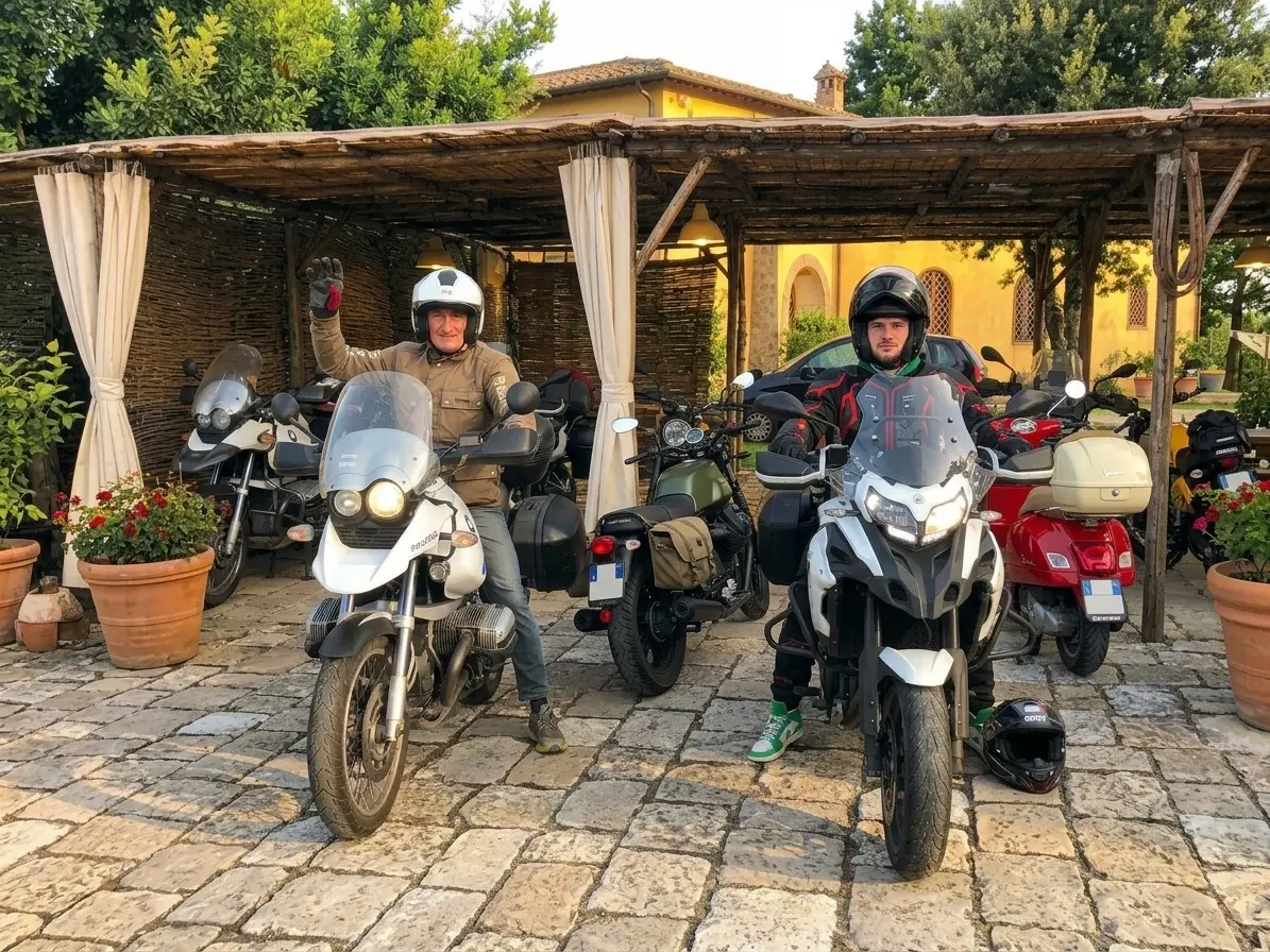 Motociclisti in partenza sotto la pergola del Casale