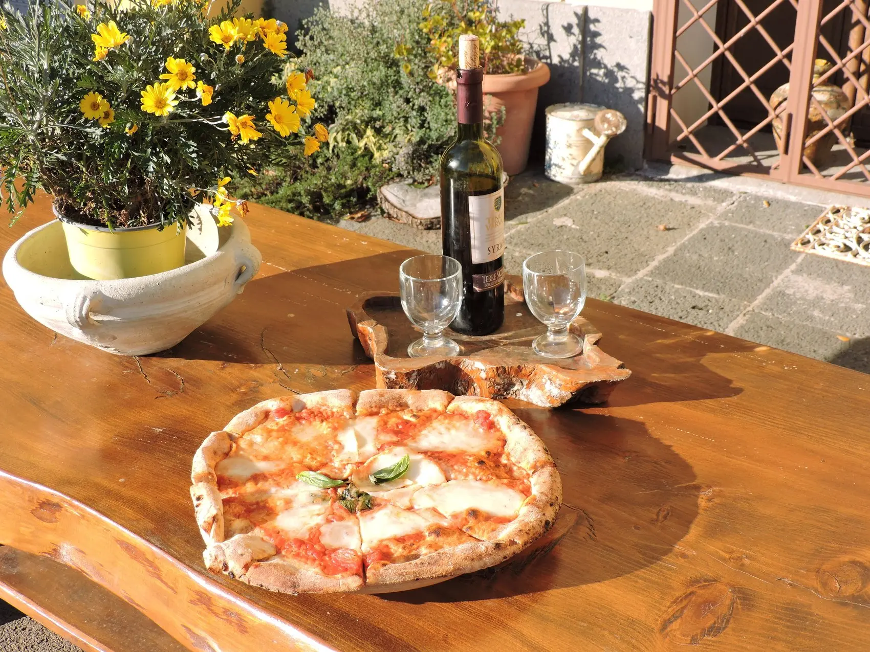 La pizza fatta in casa sul tavolo in giardino