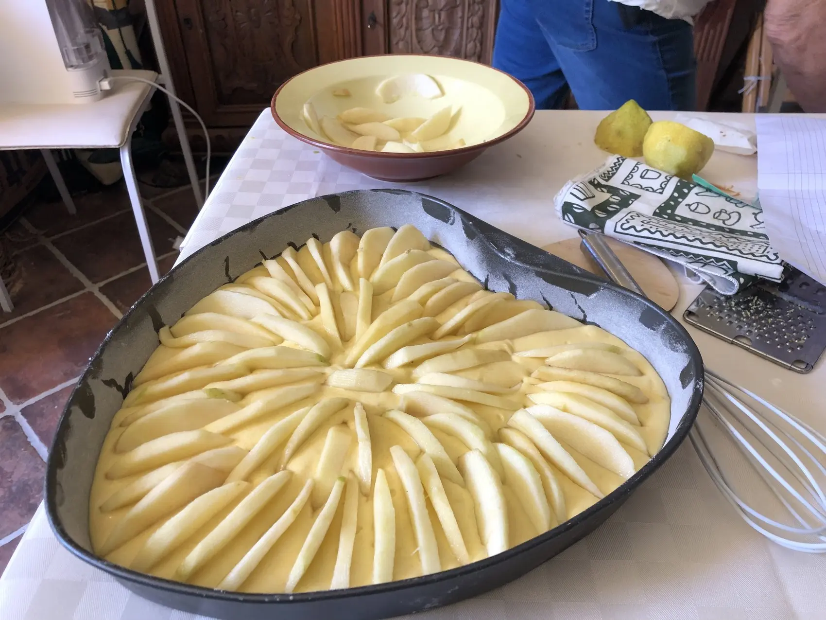 La torta con crema e pere pronta da infornare