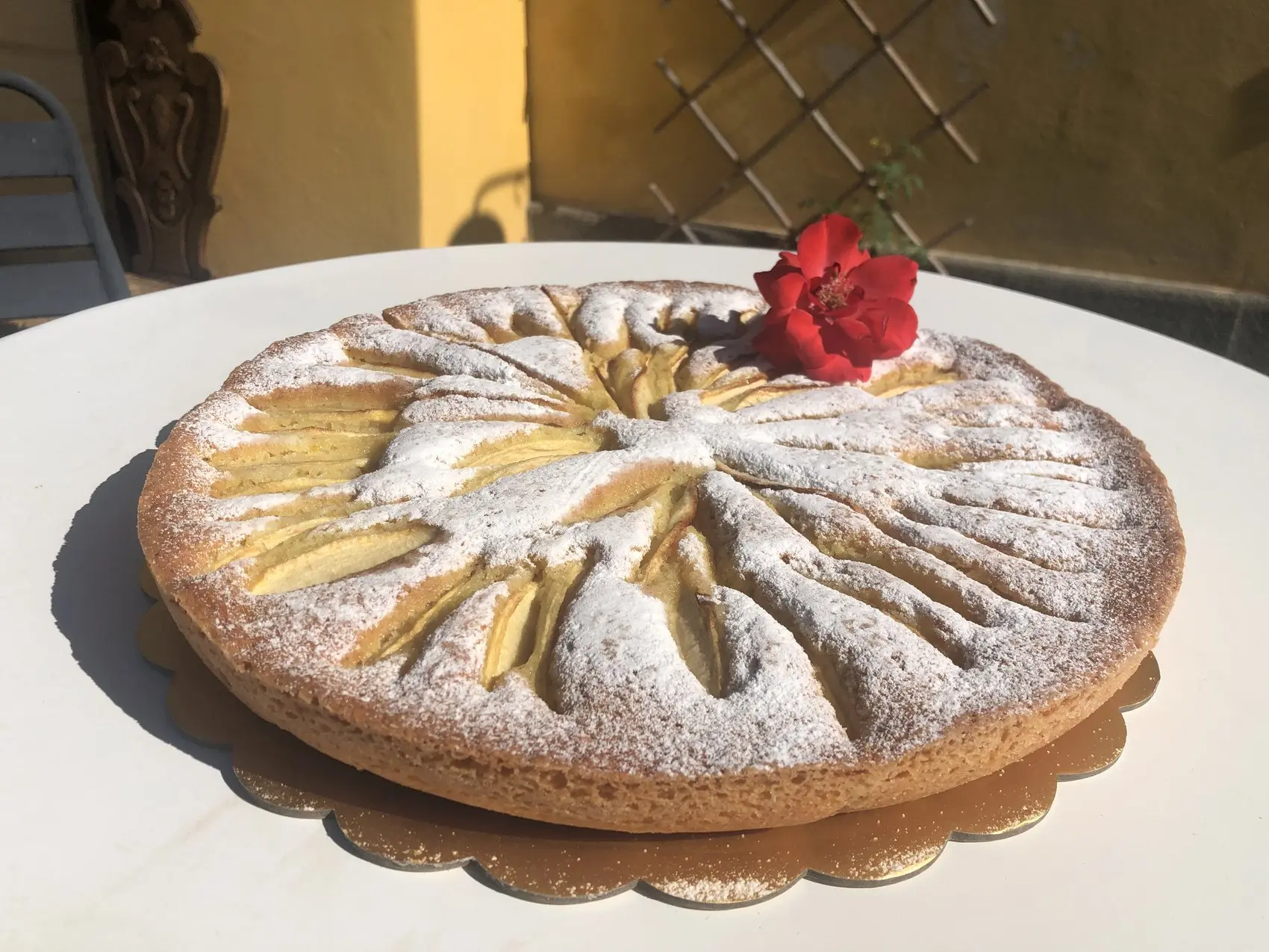 Torta di mele con la rosa rossa