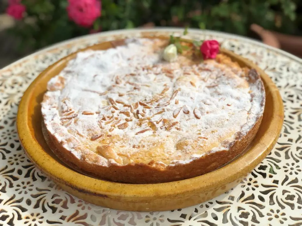 La torta della nonna alla crema e pinoli della colazione, con una rosa