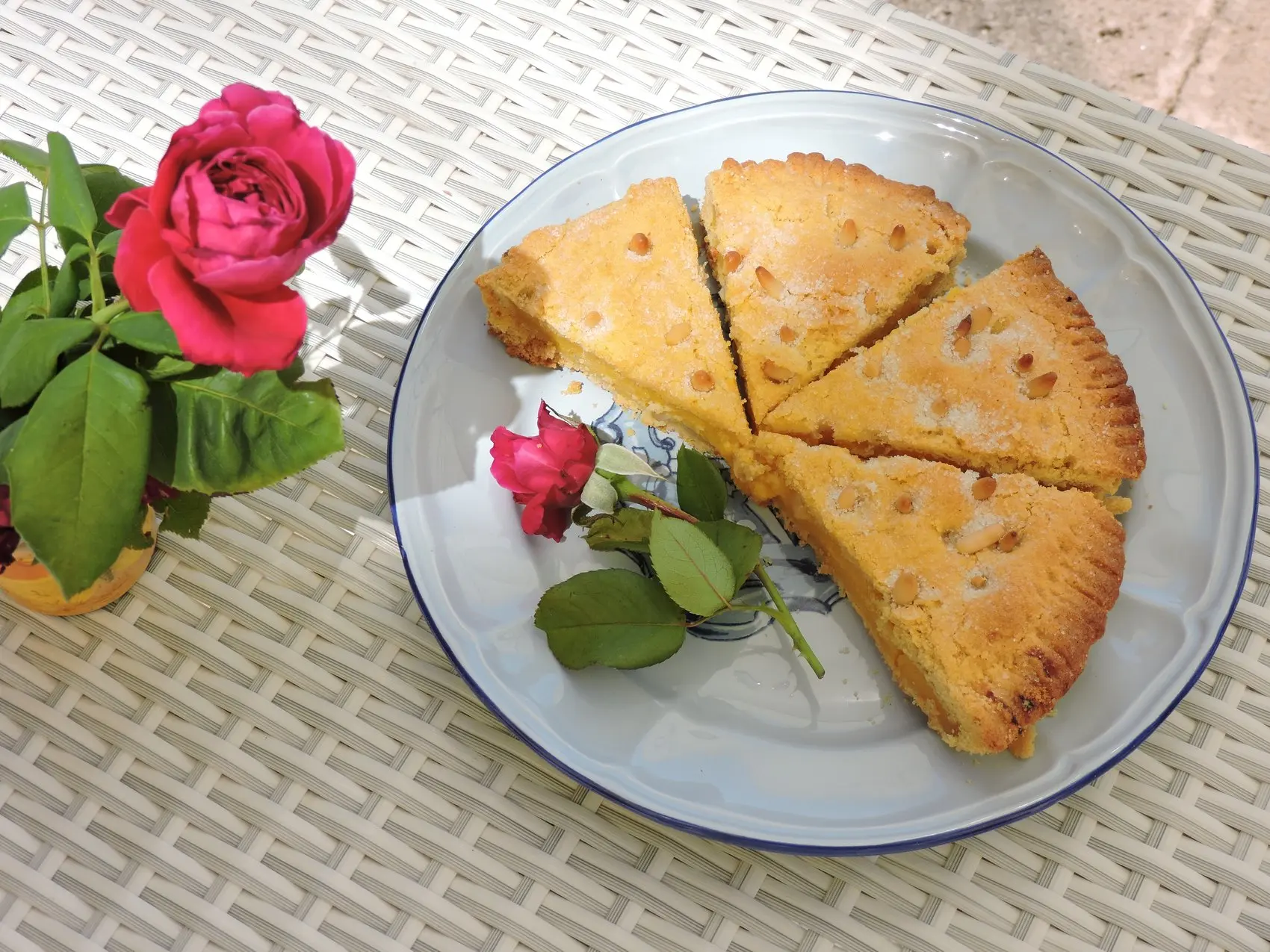 Una fetta di torta con le rose del giardino