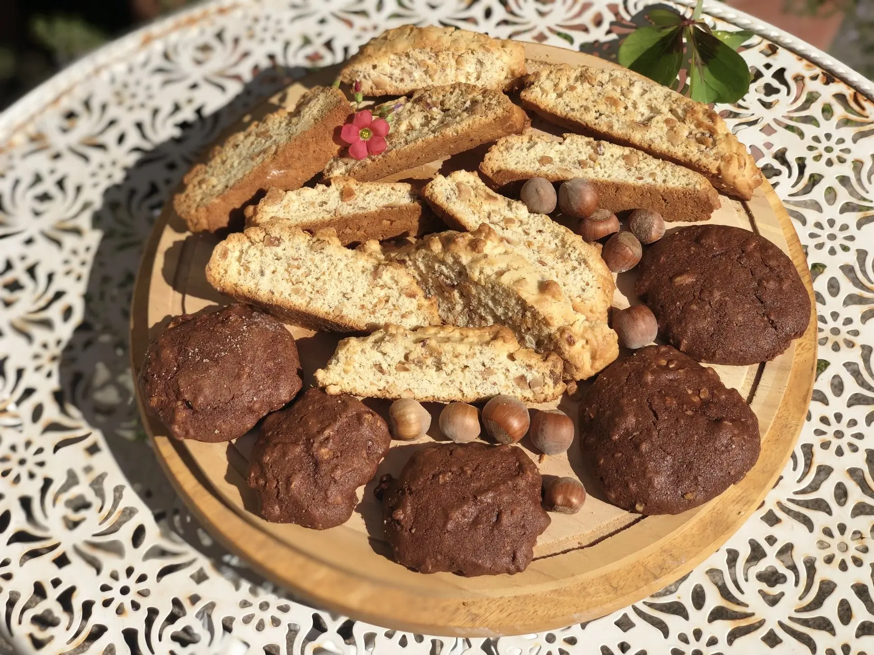 Tozzetti e biscotti al cioccolato con le nocciole