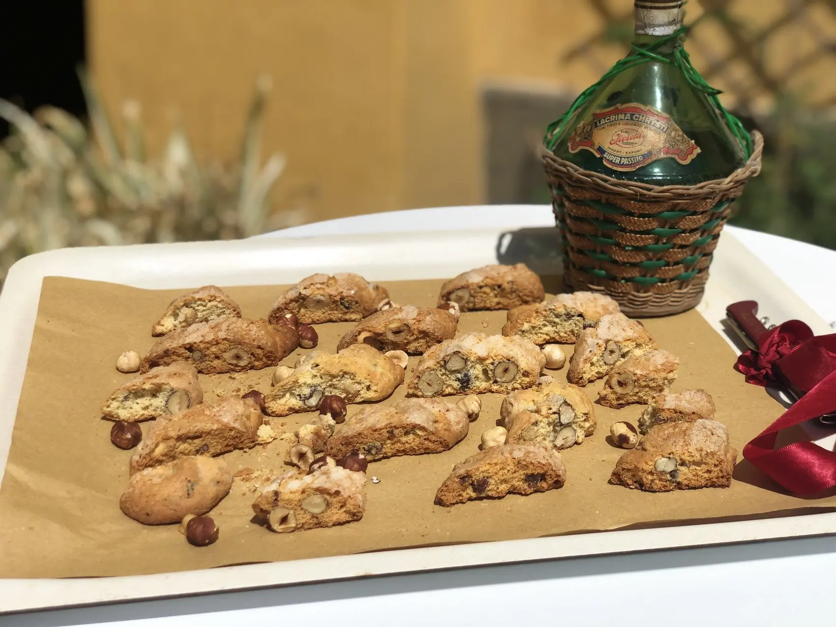 I tozzetti alle nocciole appena sfornati, con il fiasco di vino